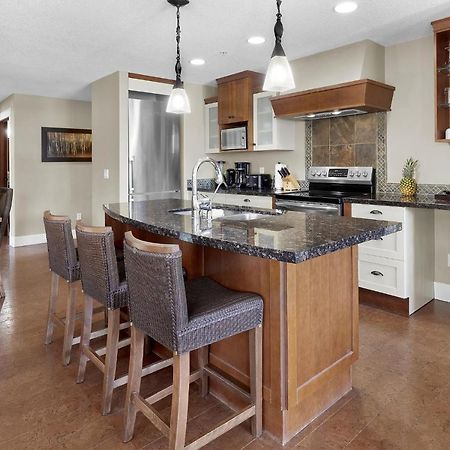 Sunset Ridge - Luxurious Corner Condo - Spectacular Mt Views With Open Pool! Canmore Buitenkant foto