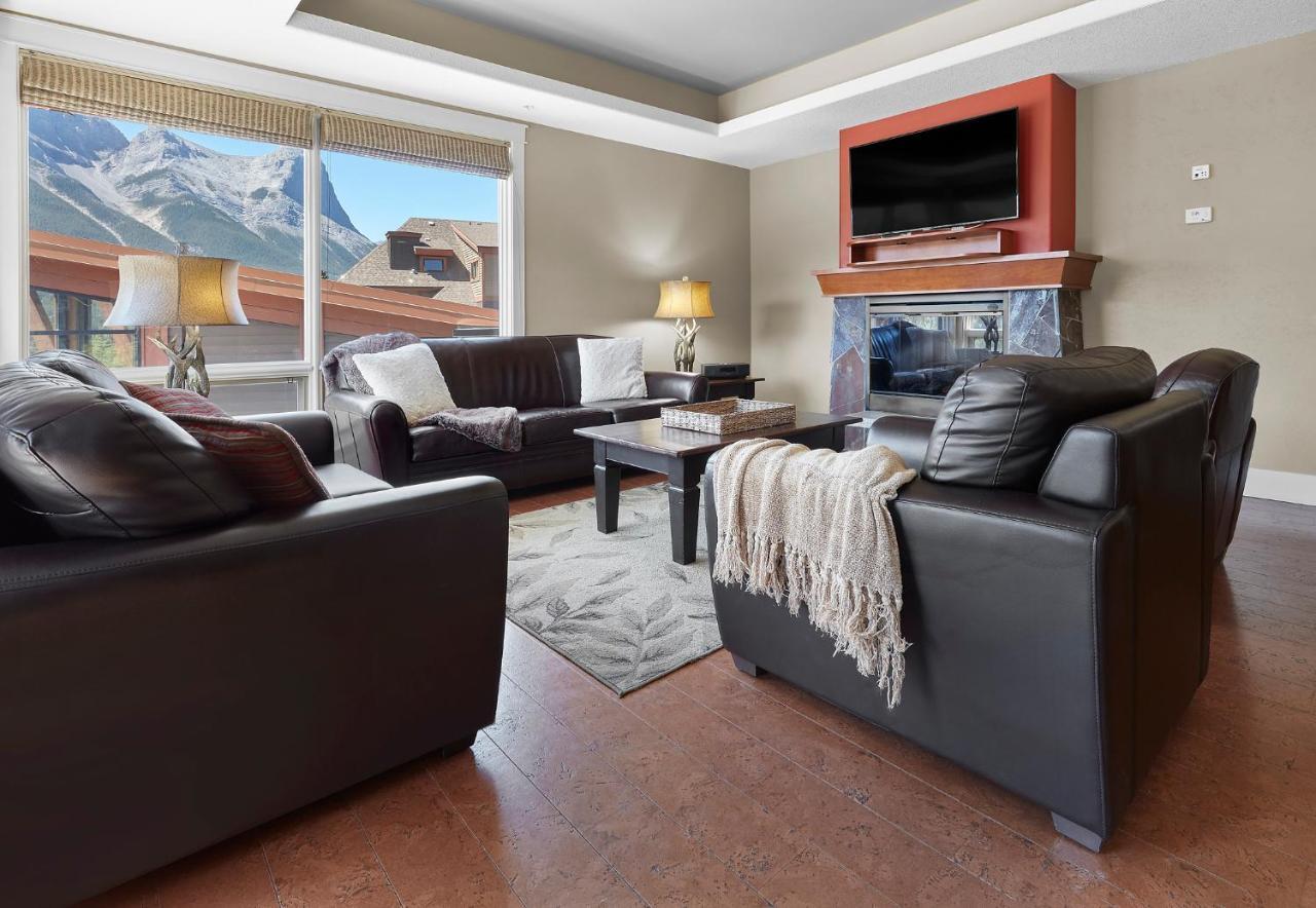 Sunset Ridge - Luxurious Corner Condo - Spectacular Mt Views With Open Pool! Canmore Buitenkant foto