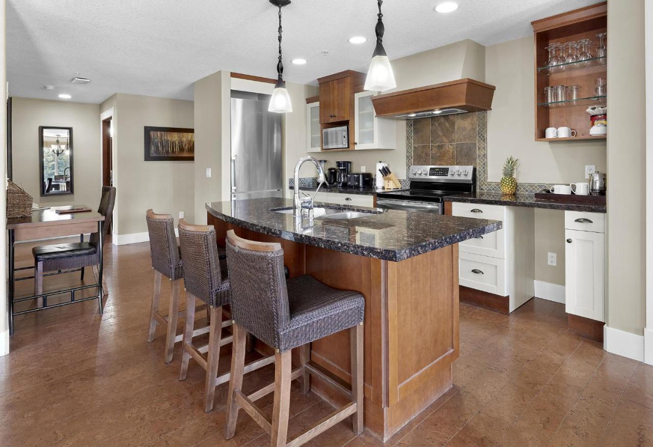 Sunset Ridge - Luxurious Corner Condo - Spectacular Mt Views With Open Pool! Canmore Buitenkant foto