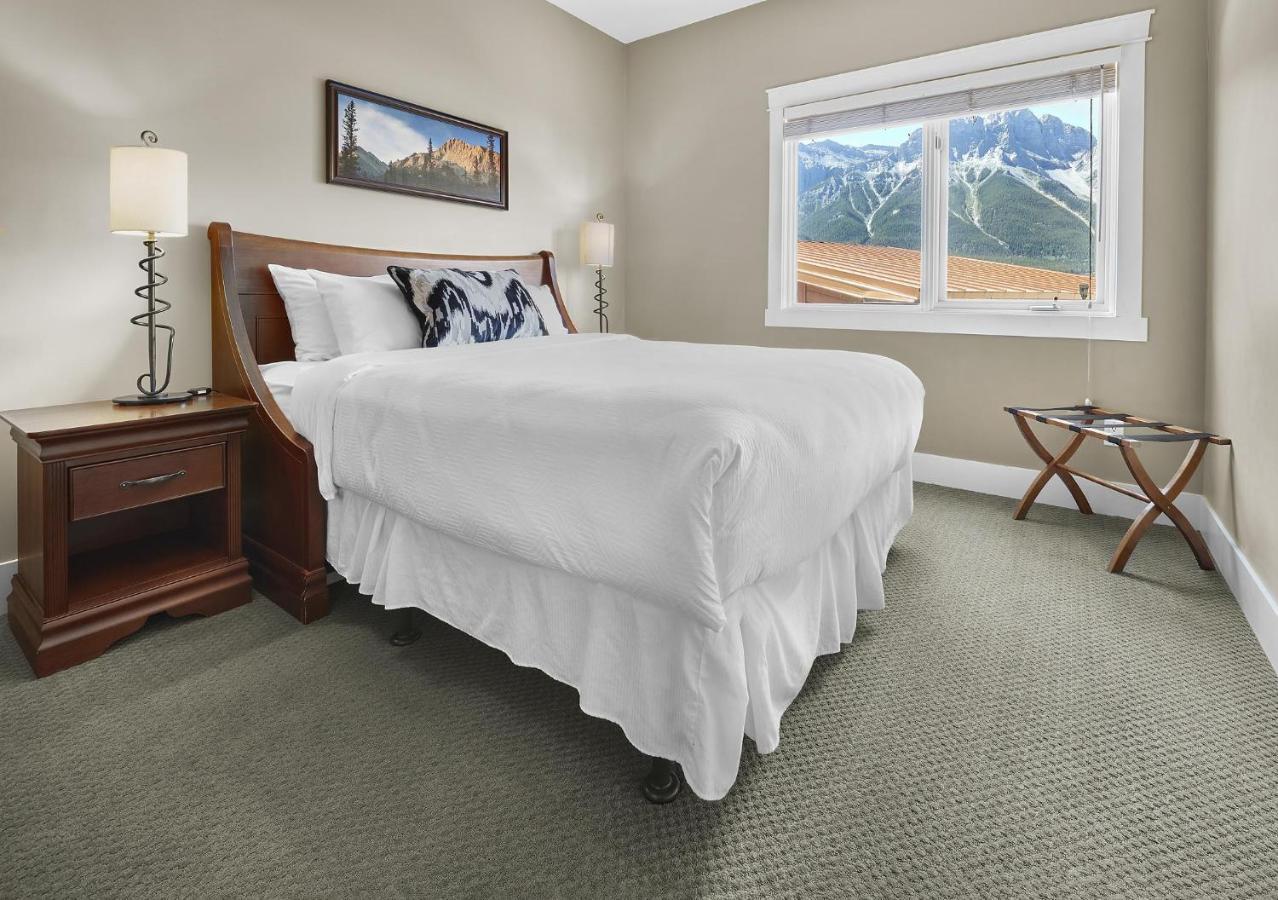 Sunset Ridge - Luxurious Corner Condo - Spectacular Mt Views With Open Pool! Canmore Buitenkant foto