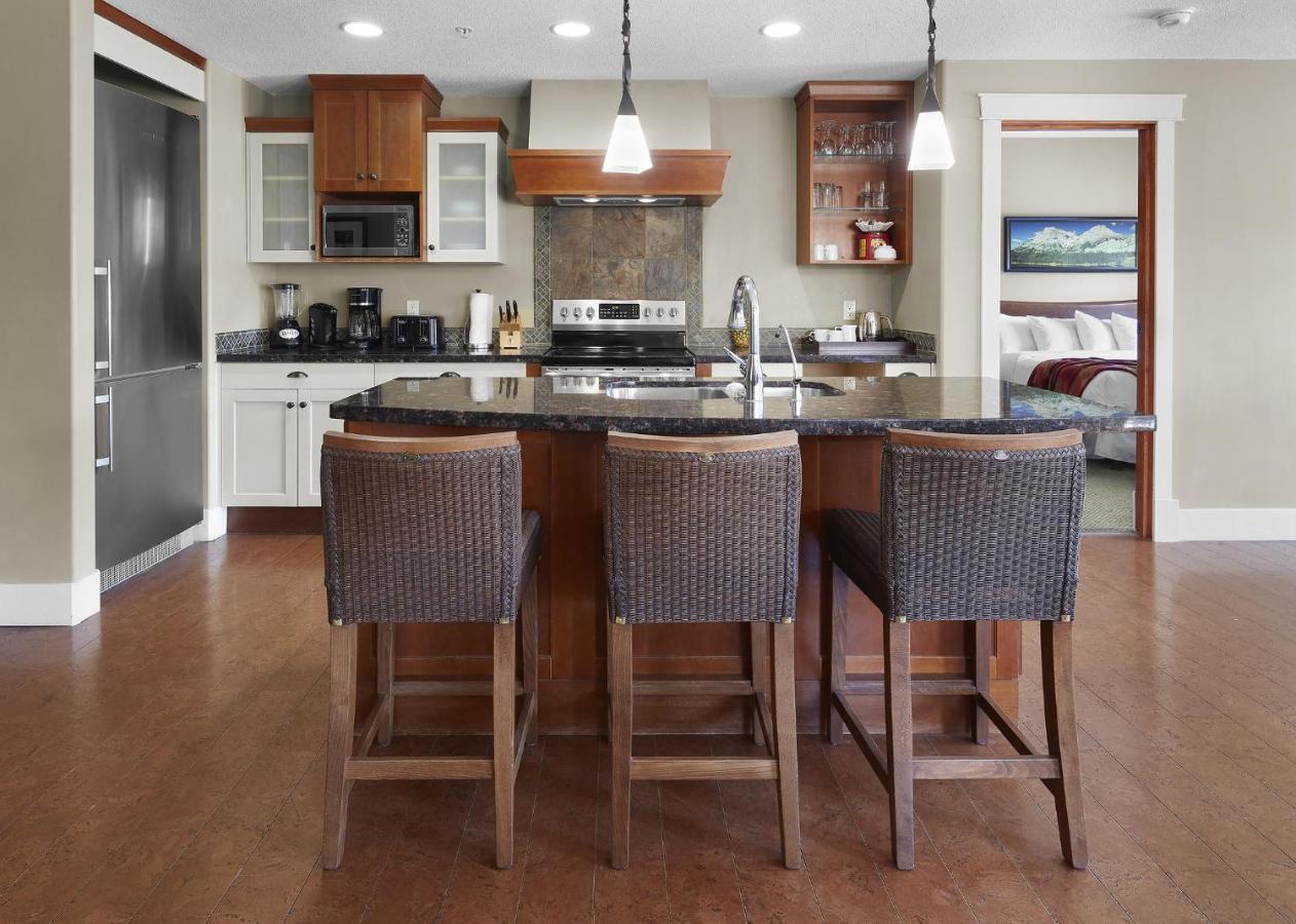 Sunset Ridge - Luxurious Corner Condo - Spectacular Mt Views With Open Pool! Canmore Buitenkant foto