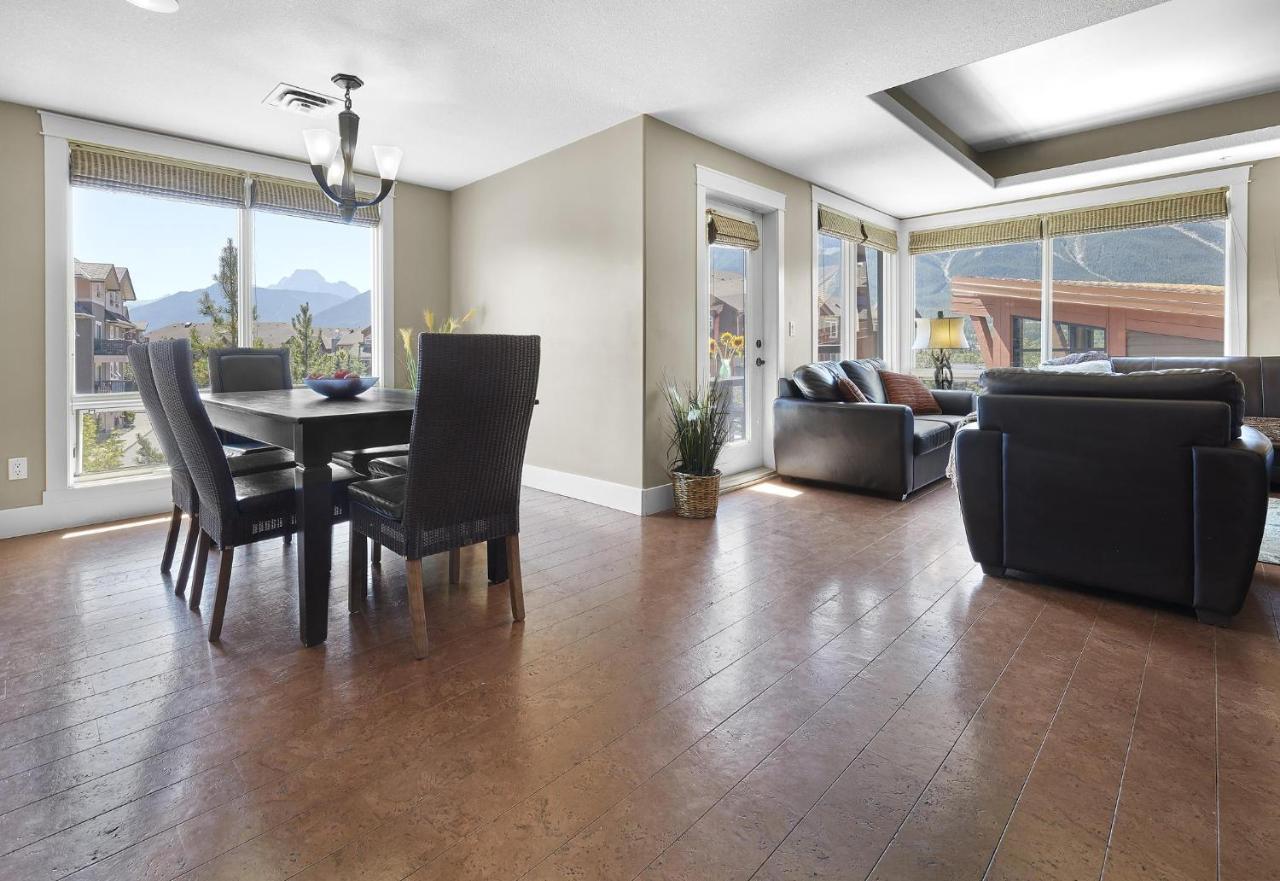 Sunset Ridge - Luxurious Corner Condo - Spectacular Mt Views With Open Pool! Canmore Buitenkant foto