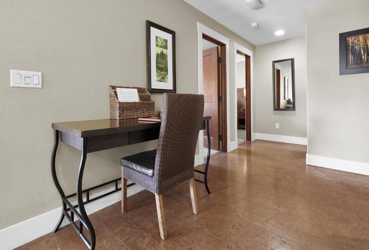 Sunset Ridge - Luxurious Corner Condo - Spectacular Mt Views With Open Pool! Canmore Buitenkant foto