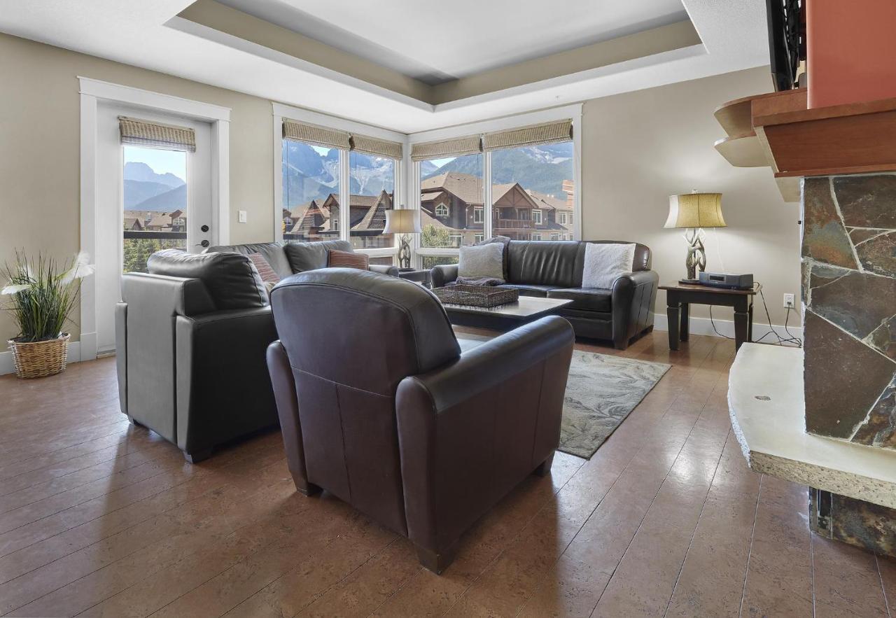 Sunset Ridge - Luxurious Corner Condo - Spectacular Mt Views With Open Pool! Canmore Buitenkant foto