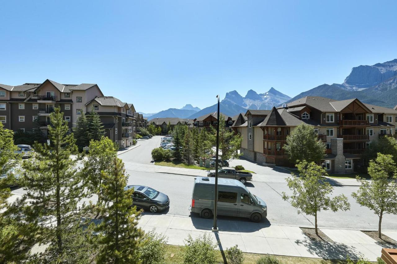 Sunset Ridge - Luxurious Corner Condo - Spectacular Mt Views With Open Pool! Canmore Buitenkant foto